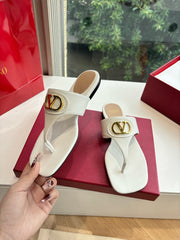 VLTN THONG SANDALS 25S IN WHITE LAMBSKIN WITH GOLD HARDWARE