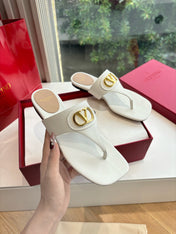 VLTN THONG SANDALS 25S IN WHITE LAMBSKIN WITH GOLD HARDWARE