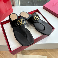 VLTN THONG SANDALS 25S IN BLACK LAMBSKIN WITH GOLD HARDWARE