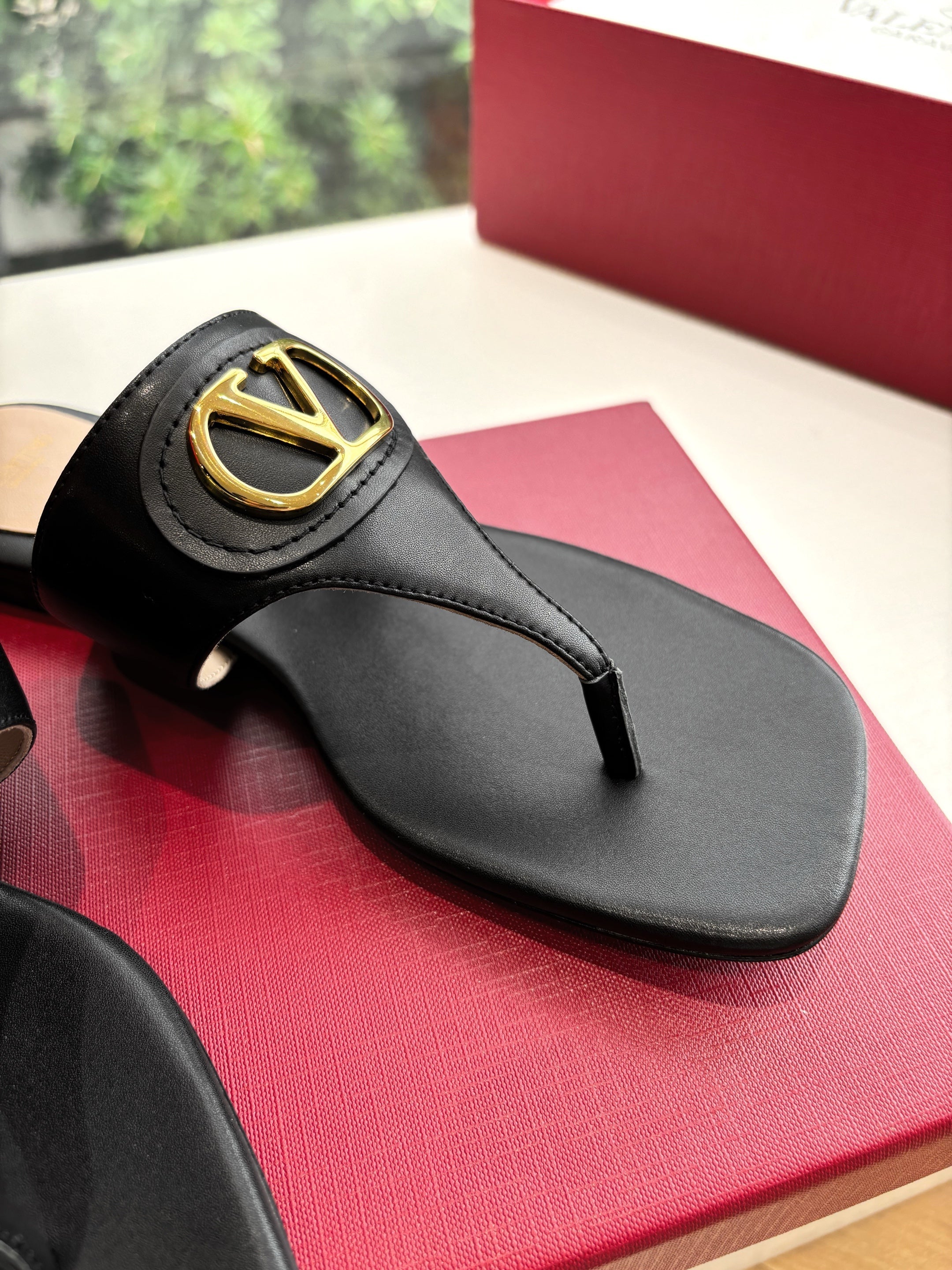 VLTN THONG SANDALS 25S IN BLACK LAMBSKIN WITH GOLD HARDWARE