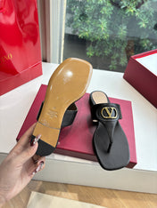 VLTN THONG SANDALS 25S IN BLACK LAMBSKIN WITH GOLD HARDWARE