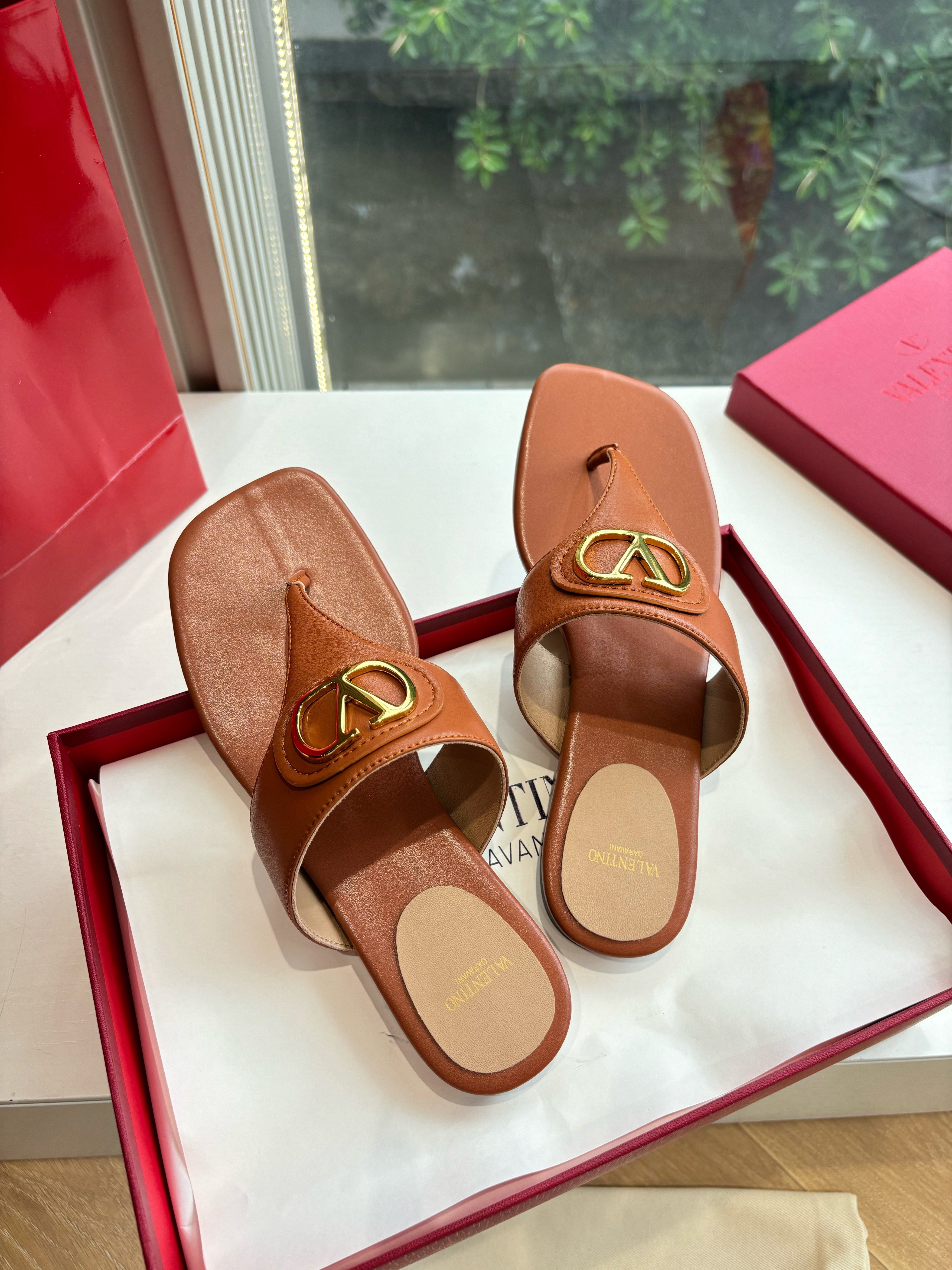 VLTN THONG SANDALS 25S IN BURNT ORANGE LAMBSKIN WITH GOLD HARDWARE