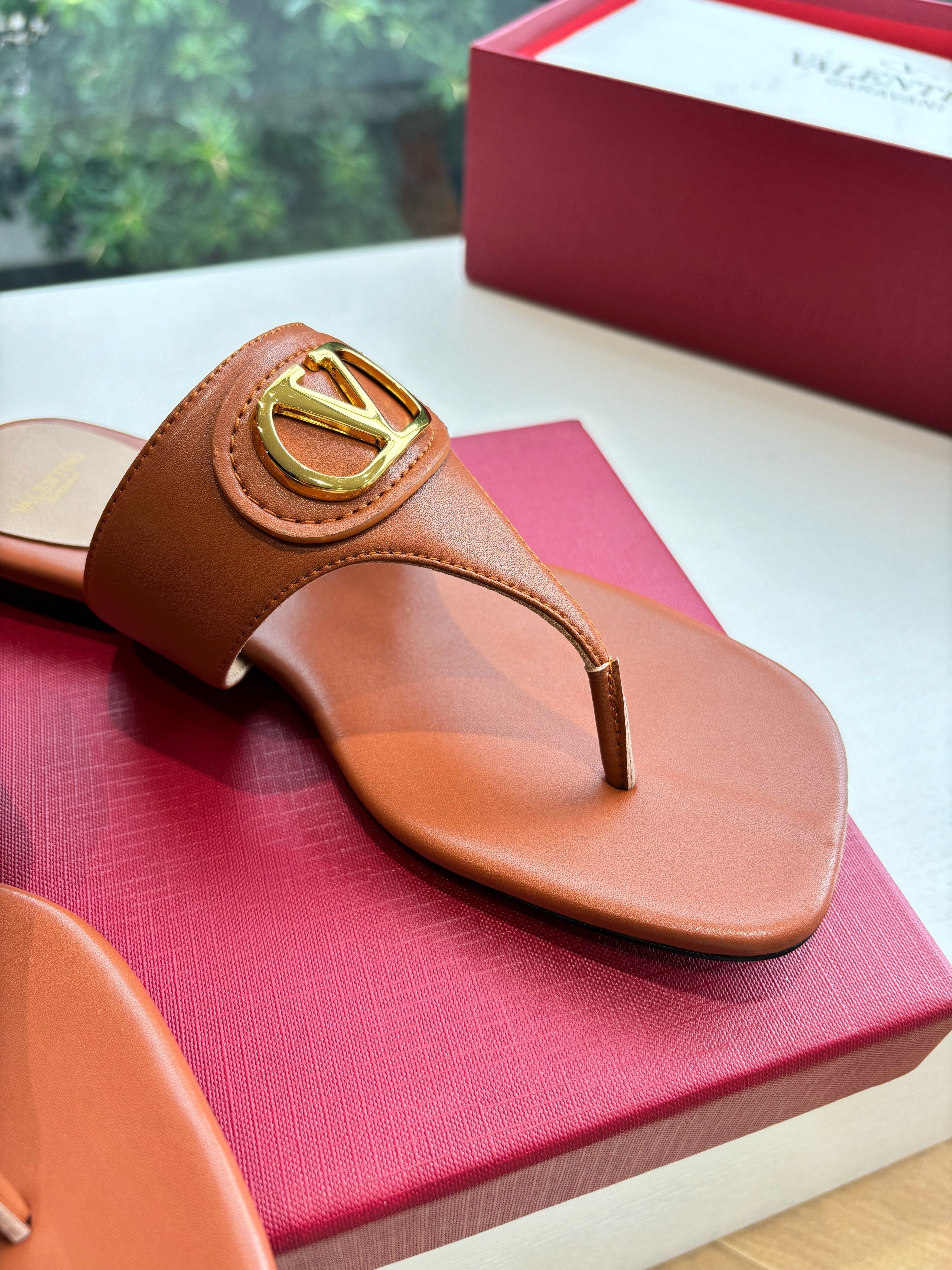 VLTN THONG SANDALS 25S IN BURNT ORANGE LAMBSKIN WITH GOLD HARDWARE