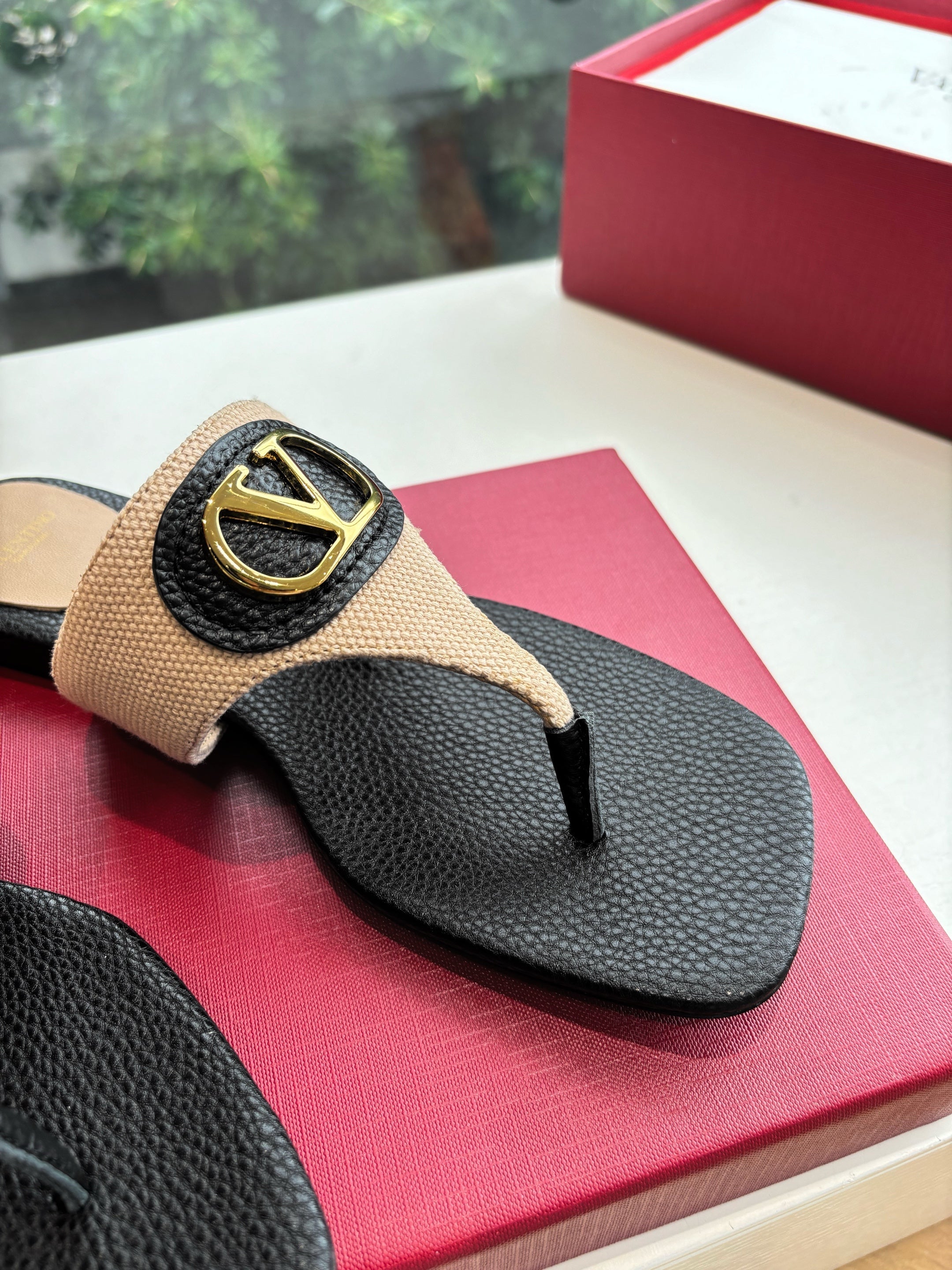 VLTN THONG SANDALS 25S IN BLACK MIX BEIGE LAMBSKIN WITH GOLD HARDWARE