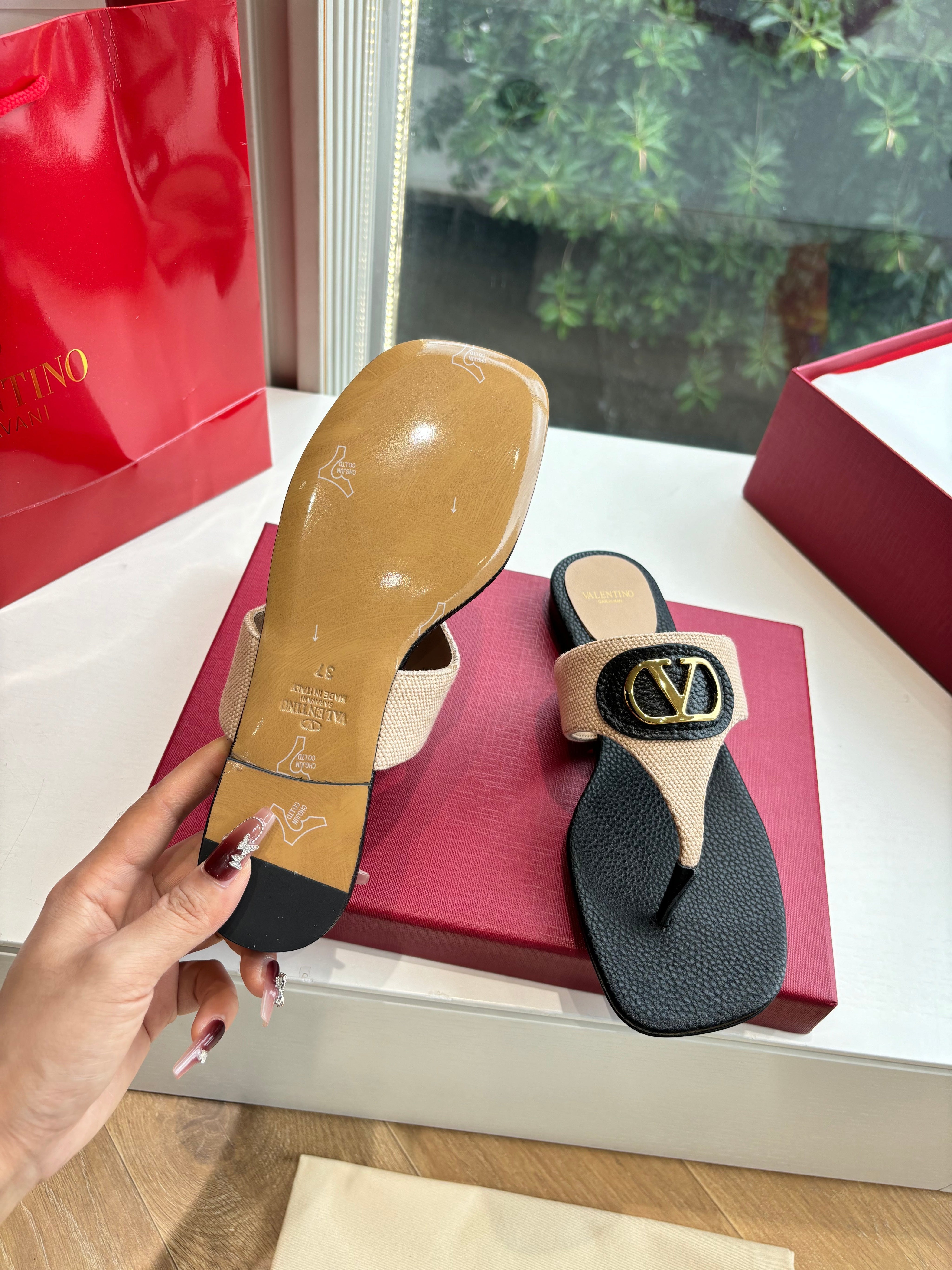 VLTN THONG SANDALS 25S IN BLACK MIX BEIGE LAMBSKIN WITH GOLD HARDWARE