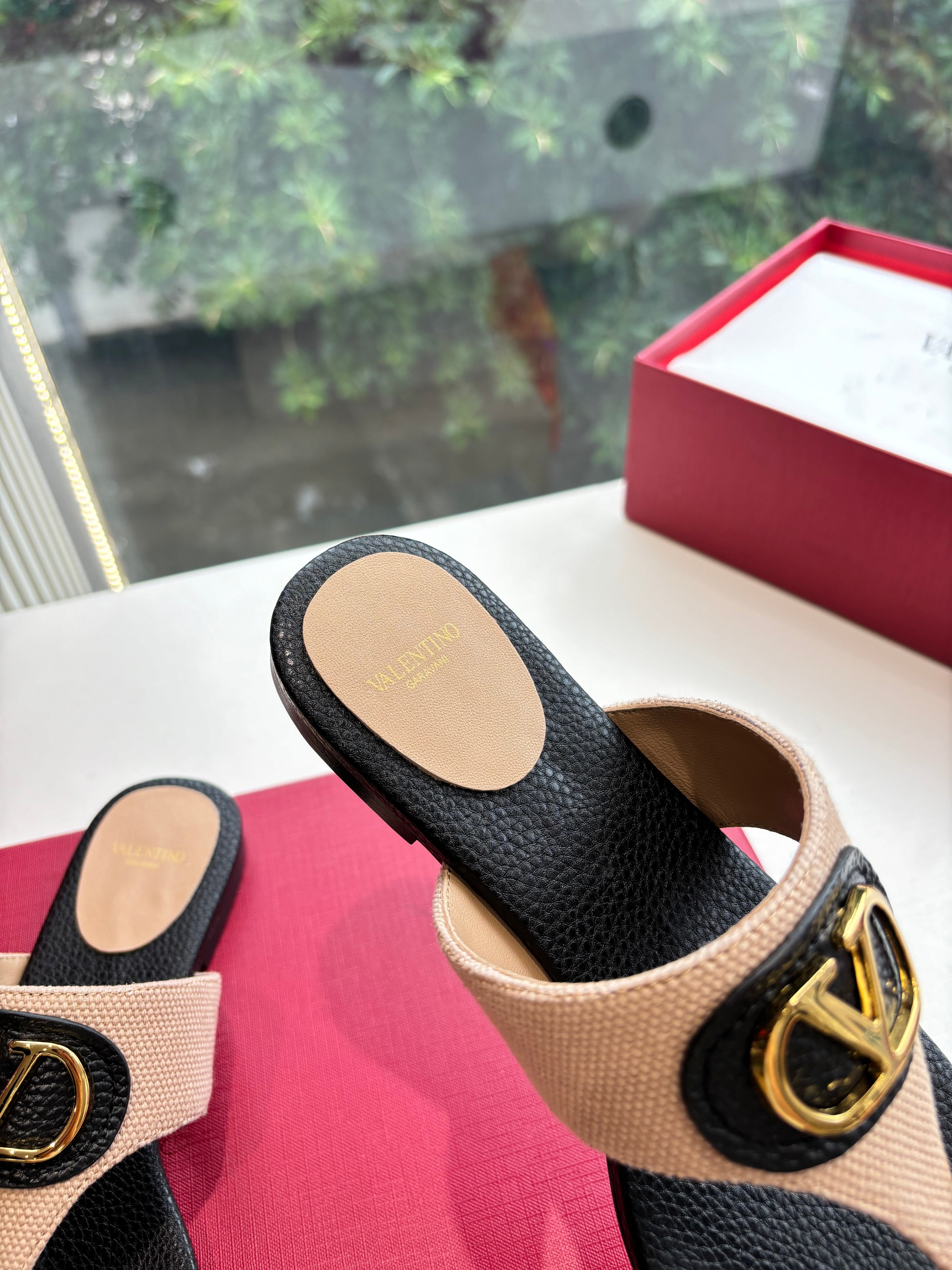 VLTN THONG SANDALS 25S IN BLACK MIX BEIGE LAMBSKIN WITH GOLD HARDWARE