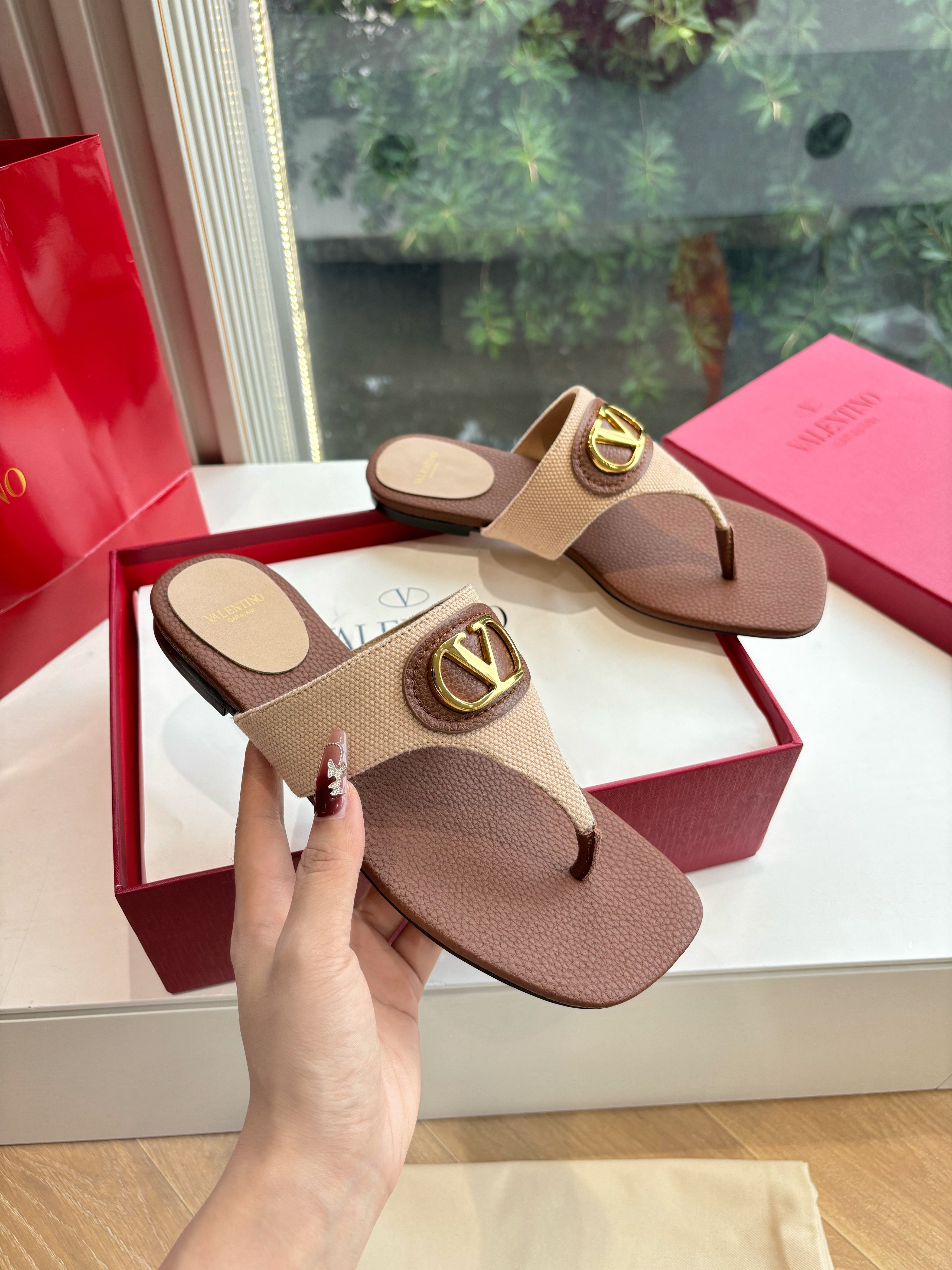 VLTN THONG SANDALS 25S IN BROWN MIX BEIGE LAMBSKIN WITH GOLD HARDWARE