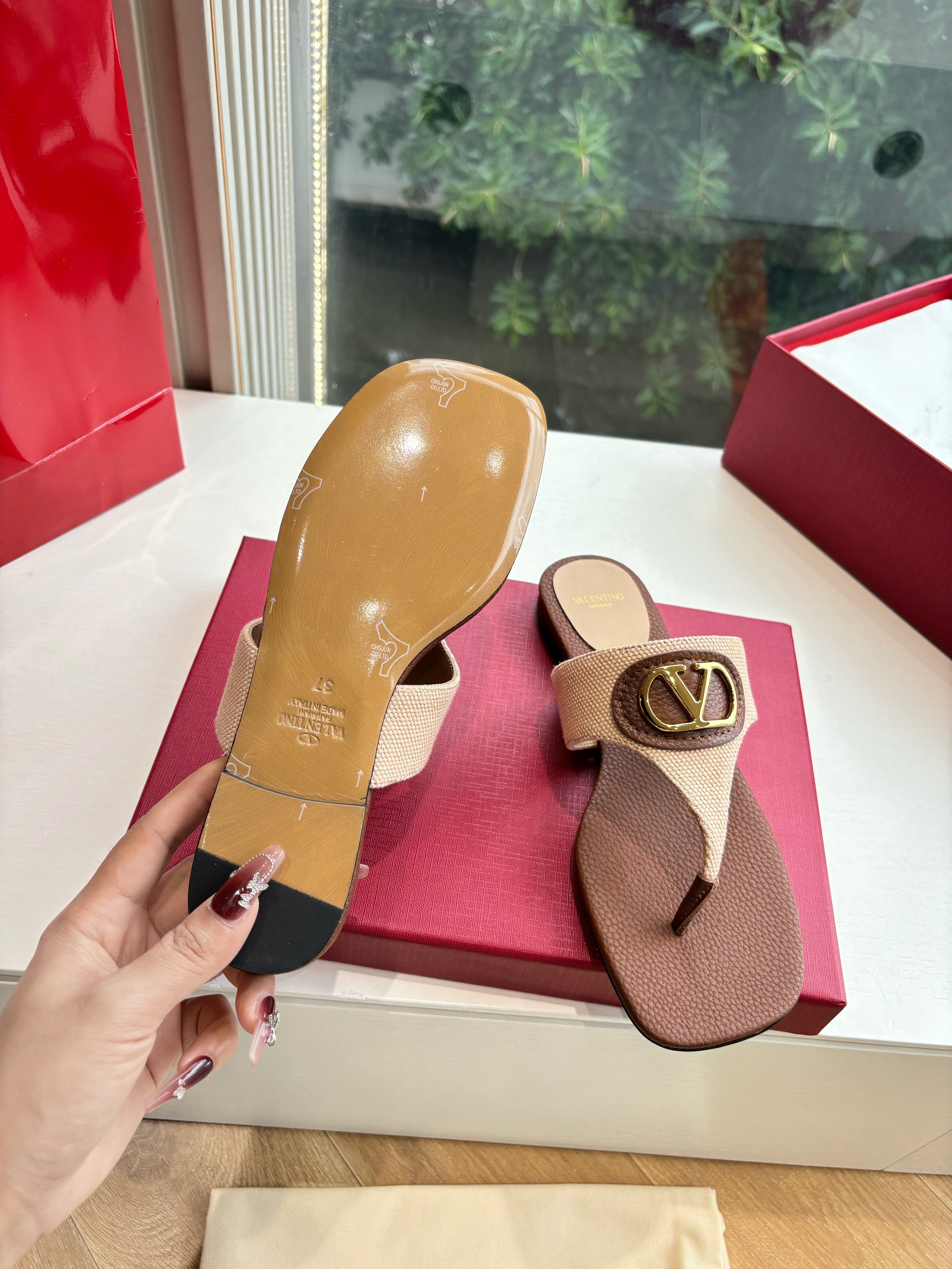 VLTN THONG SANDALS 25S IN BROWN MIX BEIGE LAMBSKIN WITH GOLD HARDWARE