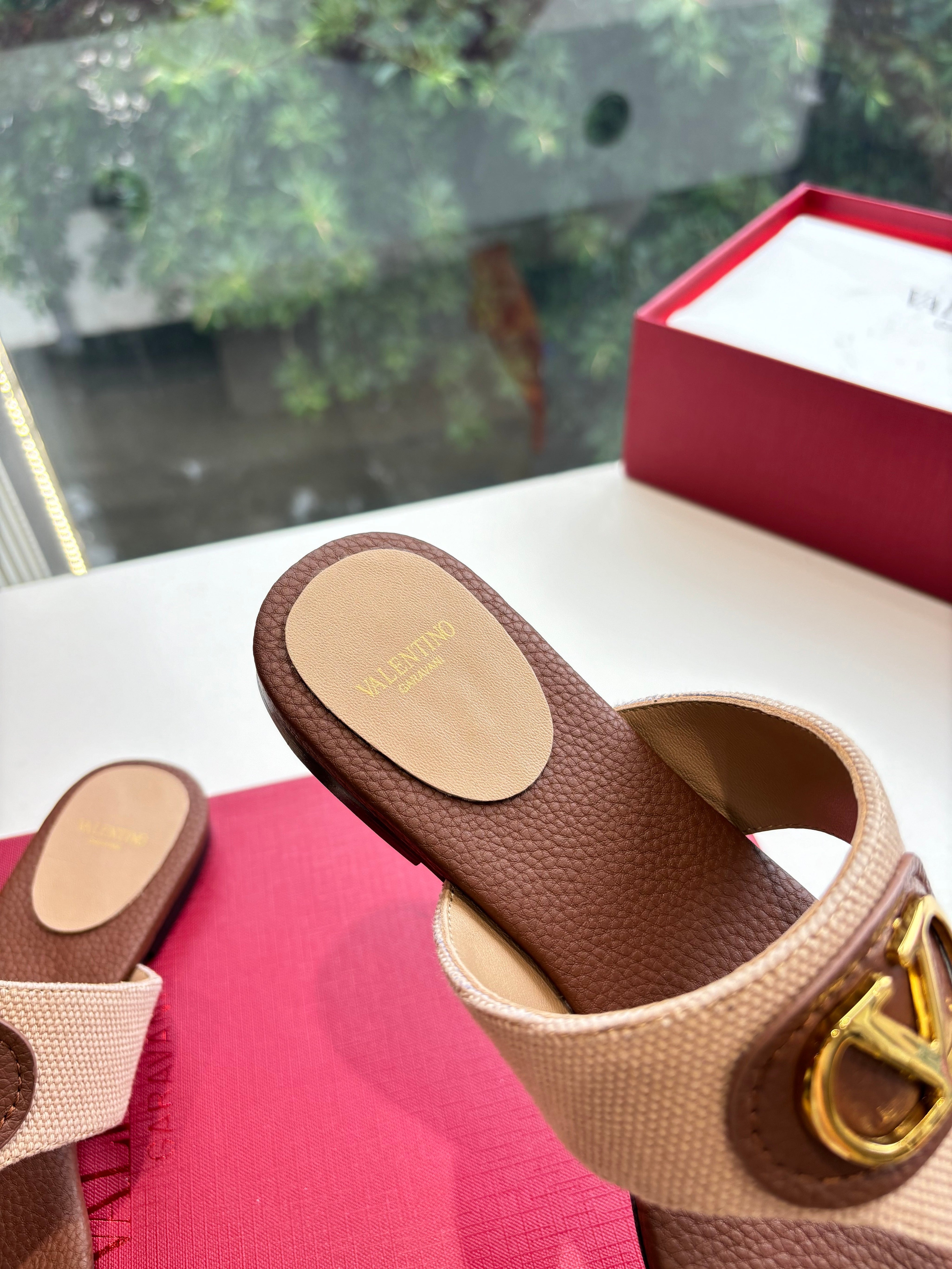 VLTN THONG SANDALS 25S IN BROWN MIX BEIGE LAMBSKIN WITH GOLD HARDWARE