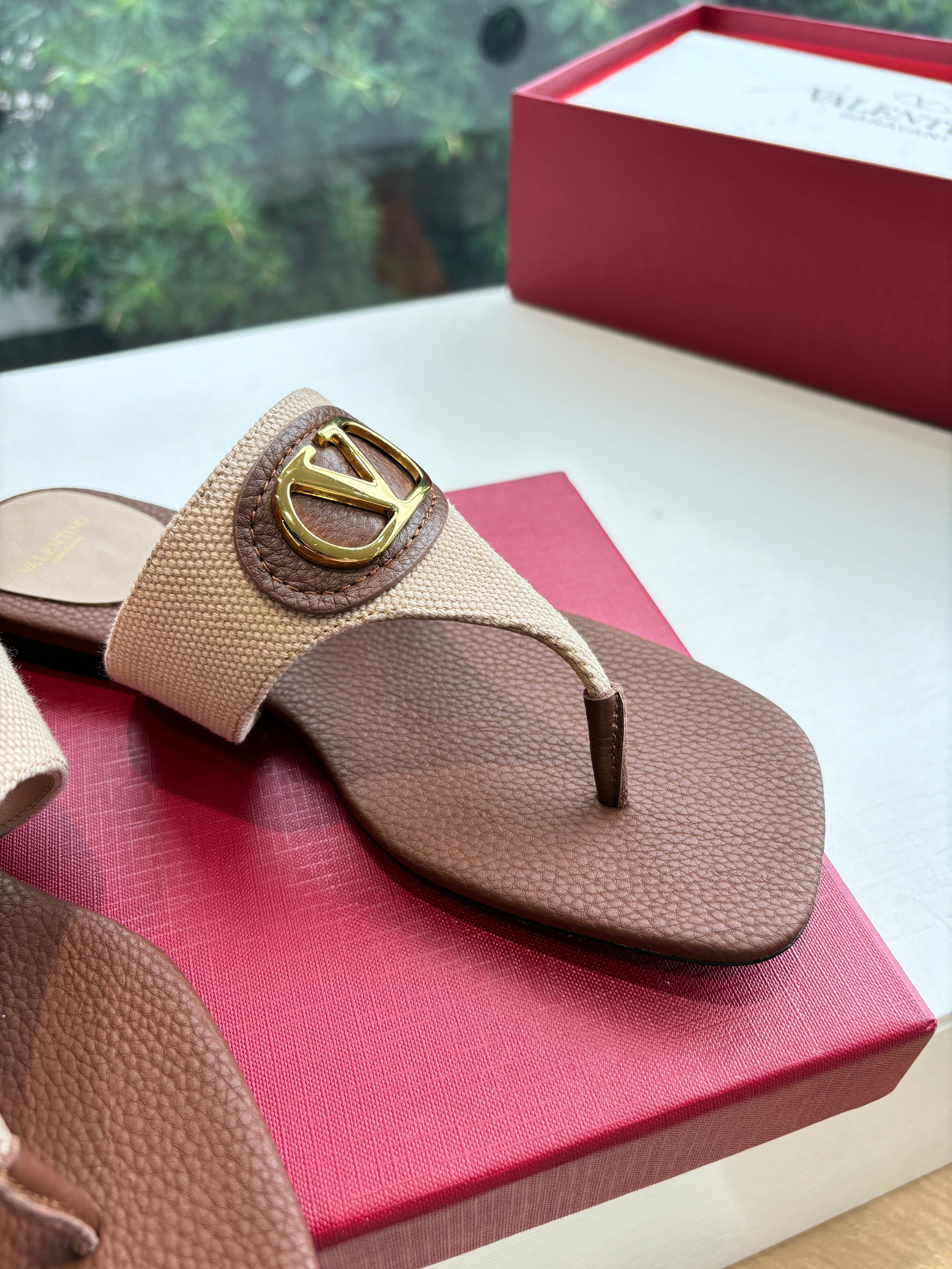 VLTN THONG SANDALS 25S IN BROWN MIX BEIGE LAMBSKIN WITH GOLD HARDWARE