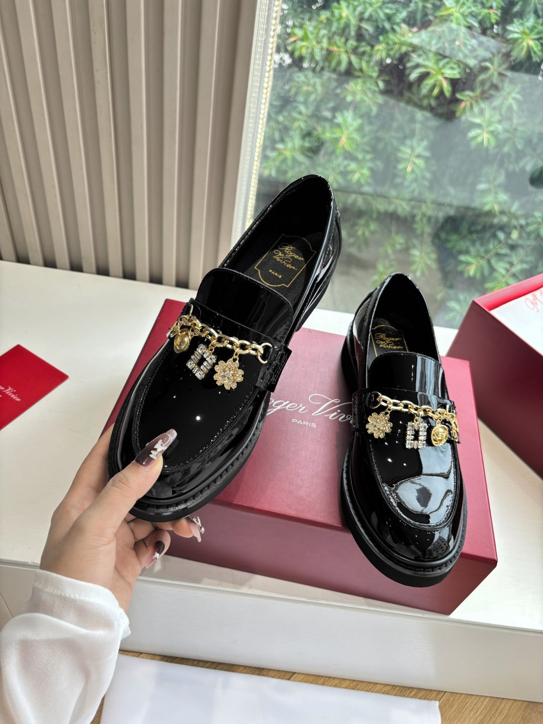ROGER VIVIER 25S RANGERS CHAIN LOAFER IN BLACK GLOSSY CALFSKIN