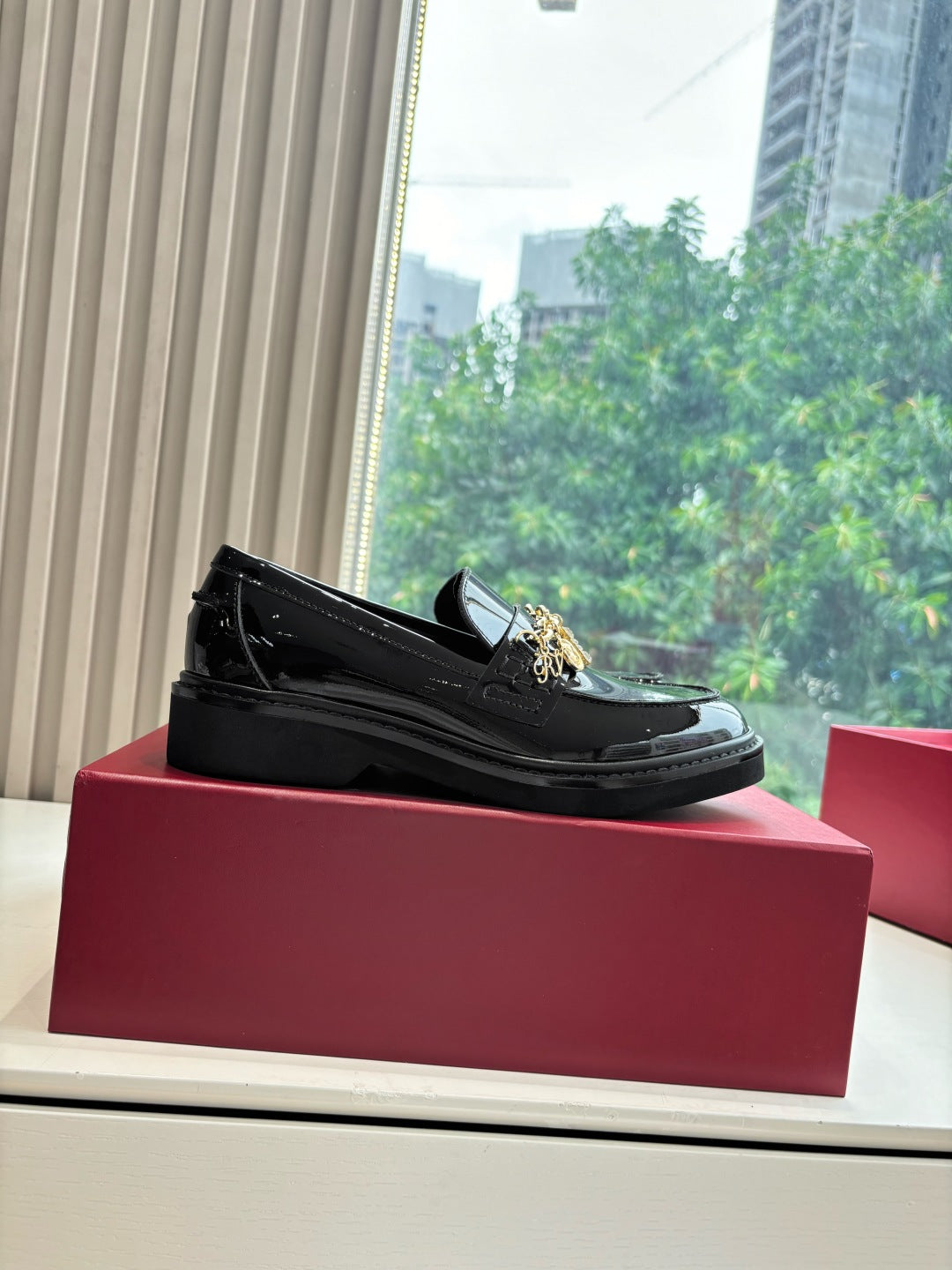 ROGER VIVIER 25S RANGERS CHAIN LOAFER IN BLACK GLOSSY CALFSKIN