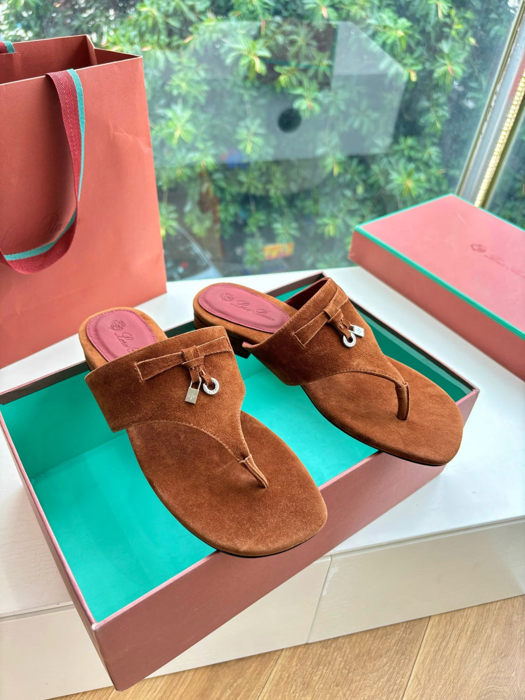 LP THONG SANDALS 25S IN BROWN SUEDE