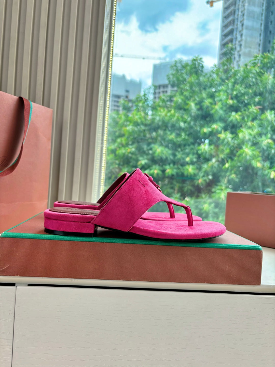 LP THONG SANDALS 25S IN DARK PINK SUEDE