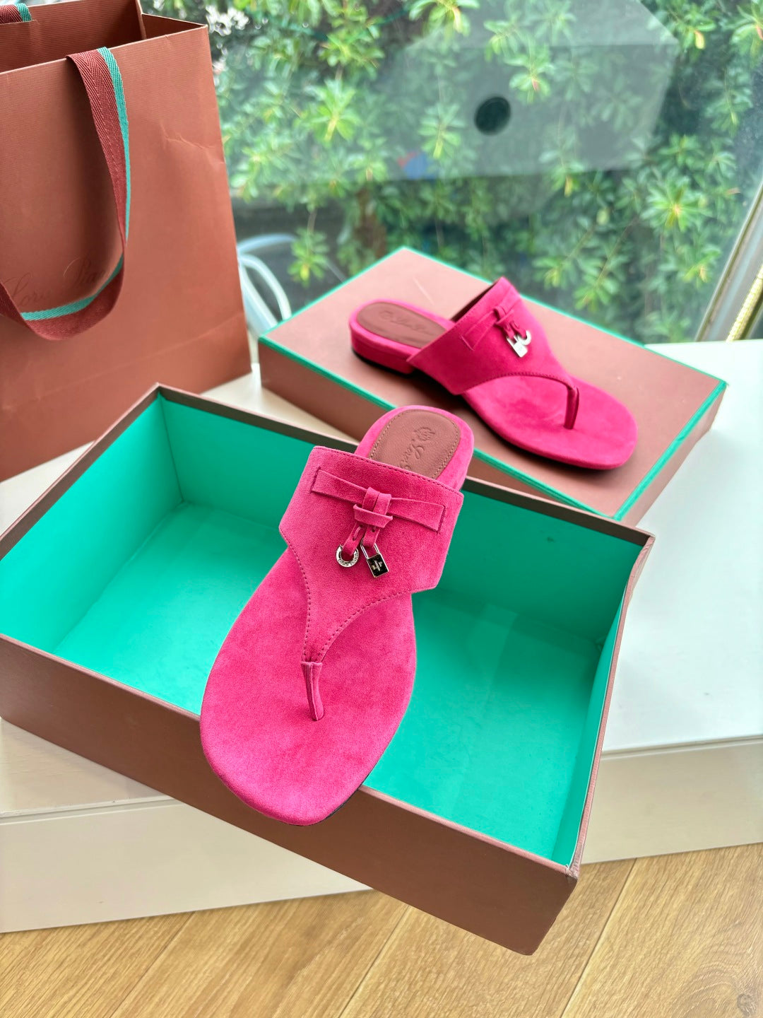 LP THONG SANDALS 25S IN DARK PINK SUEDE