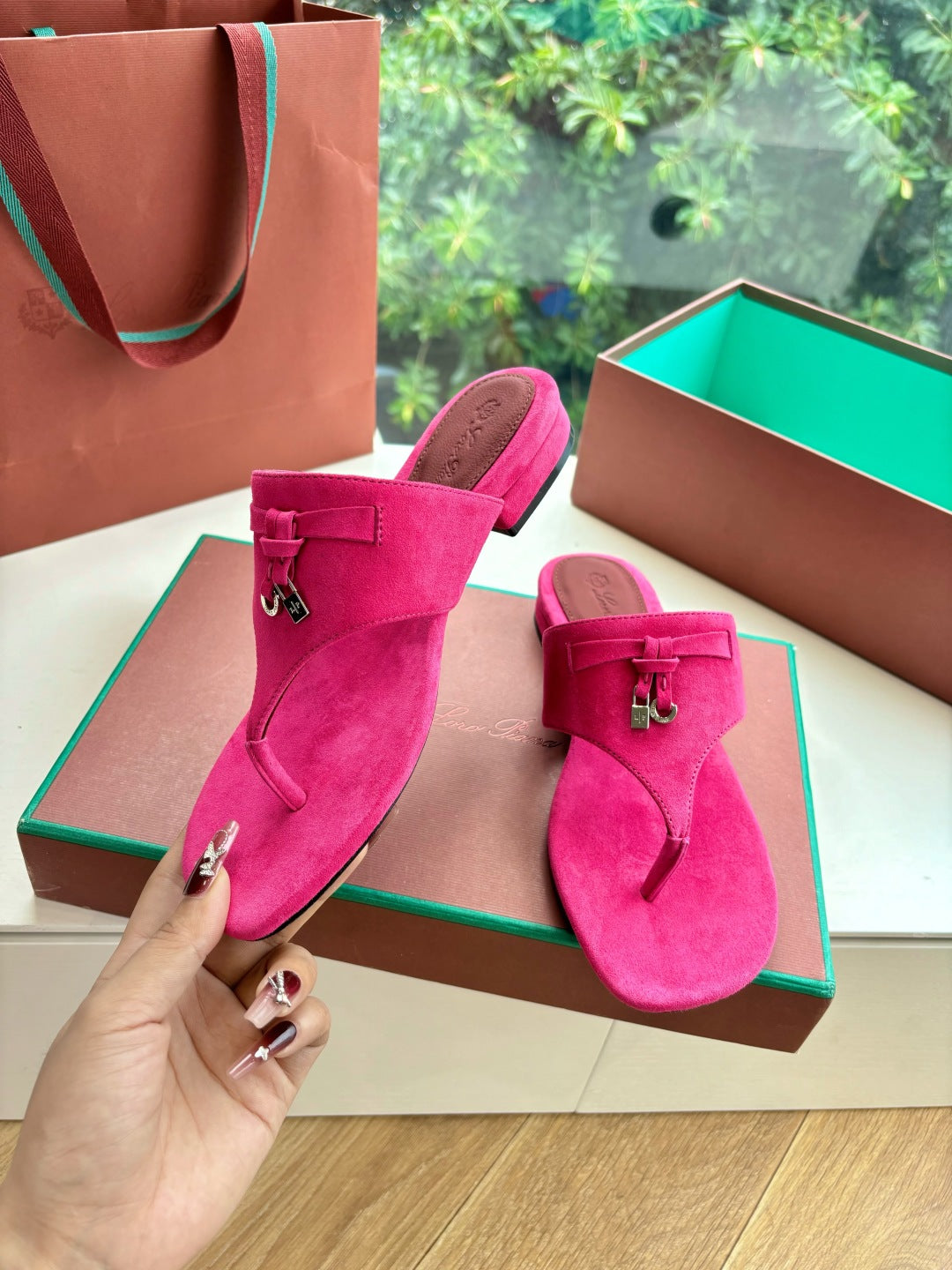LP THONG SANDALS 25S IN DARK PINK SUEDE