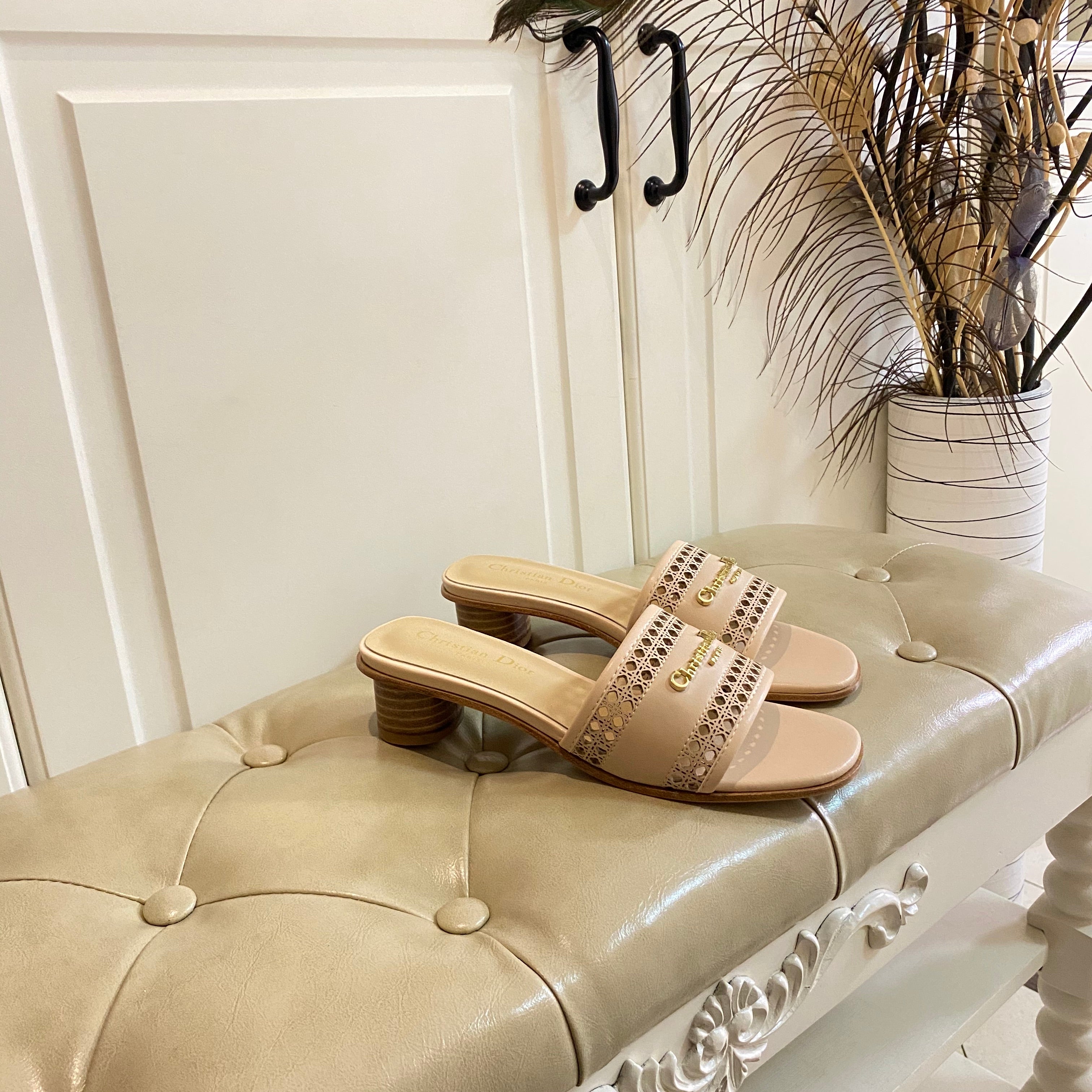 DWAY HEELED SLIDE IN CAMEL BEIGE CALFSKIN WITH GOLD LOGO