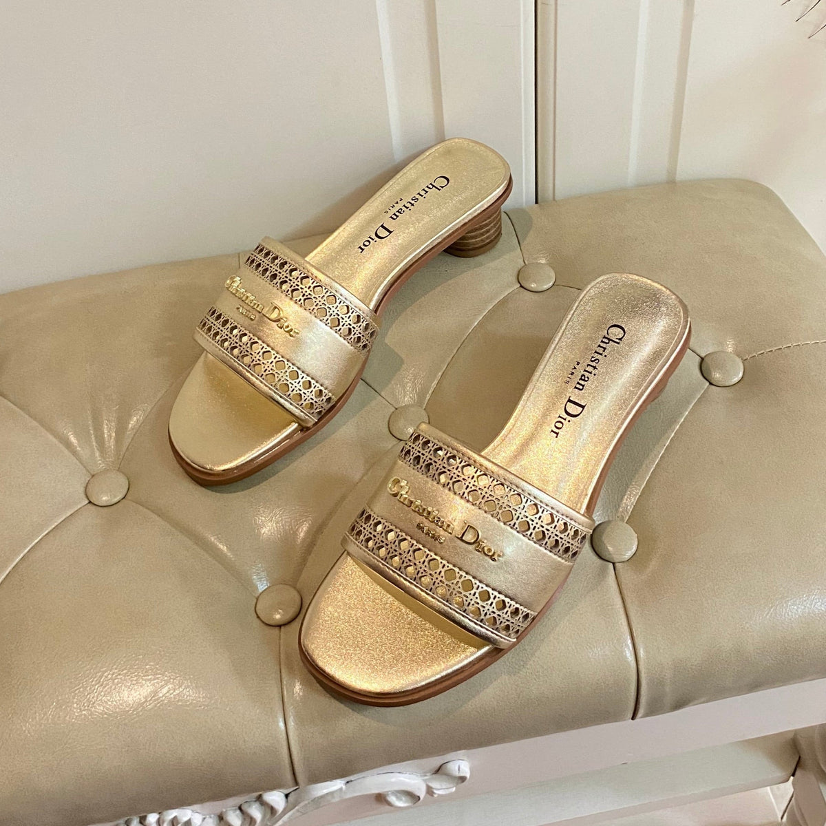 DWAY HEELED SLIDE IN GOLD CALFSKIN WITH GOLD LOGO