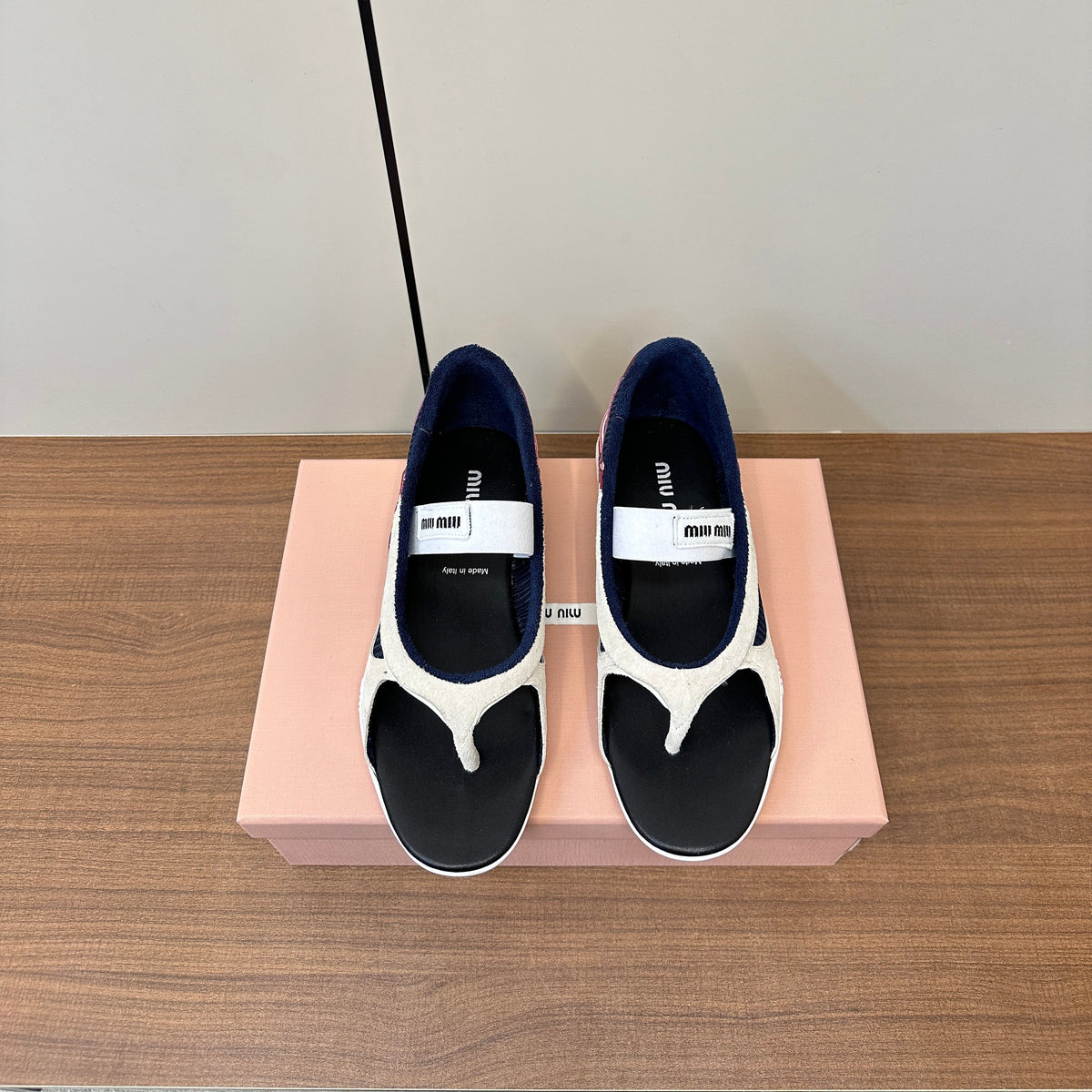 THONG SANDALS IN WHITE SUEDE MIX NAVY TECH FABRIC