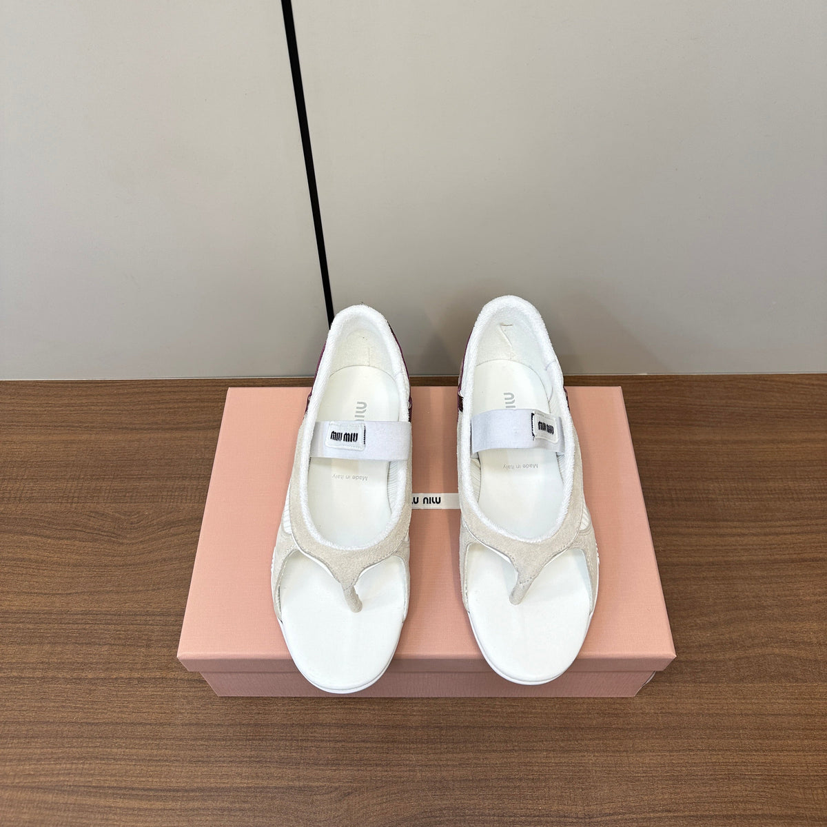 THONG SANDALS IN BEIGE SUEDE MIX WHITE TECH FABRIC