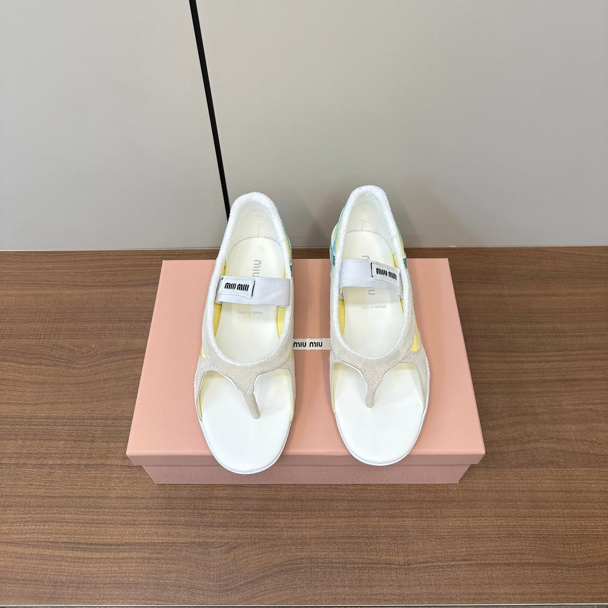 THONG SANDALS IN BEIGE SUEDE MIX YELLOW TECH FABRIC