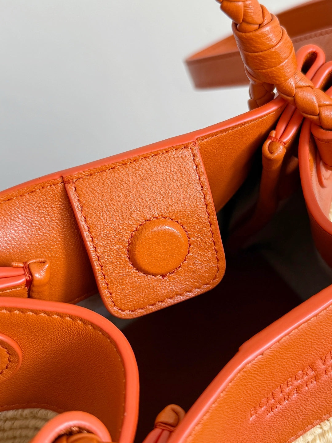 BOTTEGA VENETA 25S SMALL PARACHUTE 20 IN BURNED ORANGE CALFSKIN AND RAFFIA