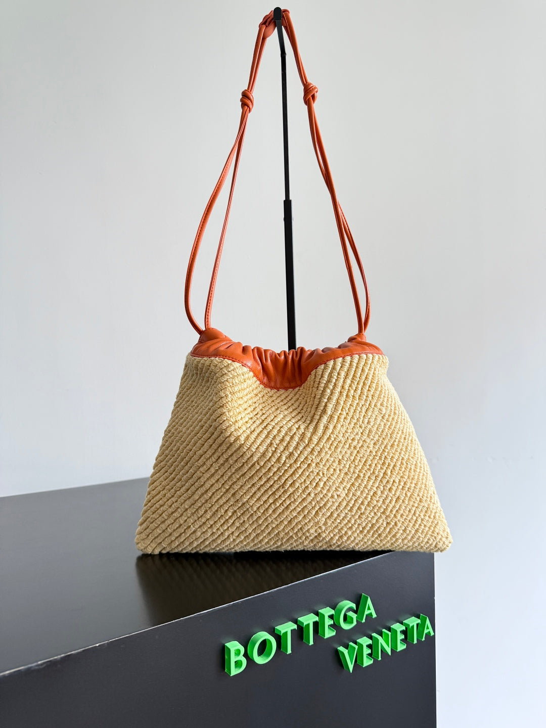 BOTTEGA VENETA 25S DUSTBAG 32 IN BURNT ORANGE RAFFIA AND CALFSKIN