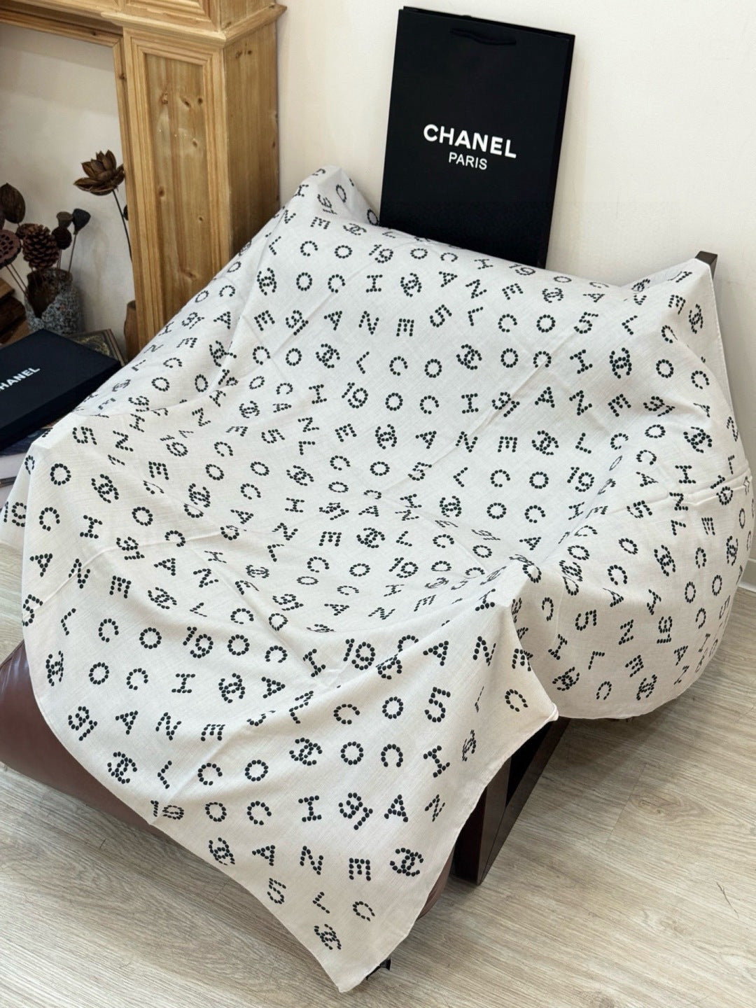 CHANEL 25S SCARF 135 CM IN CASHMERE SILK 943695