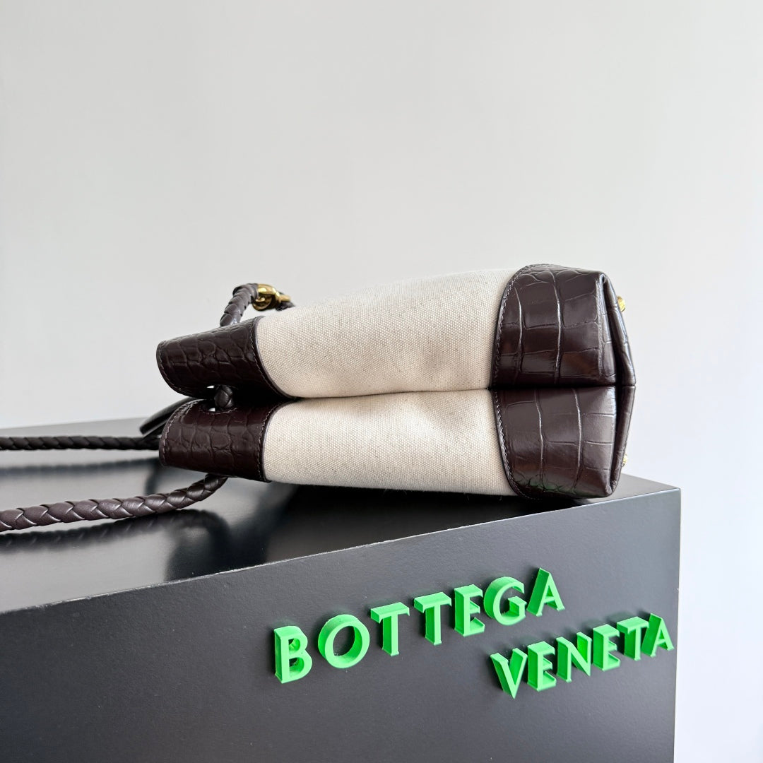 BOTTEGA VENETA 25S MEDIUM ANDIAMO 32 IN IVORY DARK BROWN CALFSKIN AND CANVAS