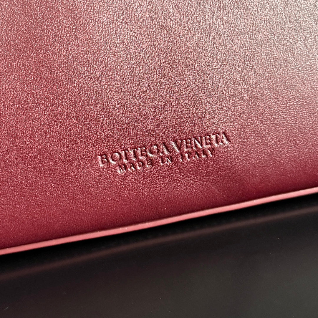 BOTTEGA VENETA 25S MEDIUM CIAO CIAO BAG 26 IN BURGUNDY CALFSKIN