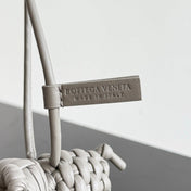 BOTTEGA VENETA 25S DAMEN ELEPHANT CHARM IN GREIGE CALFSKIN