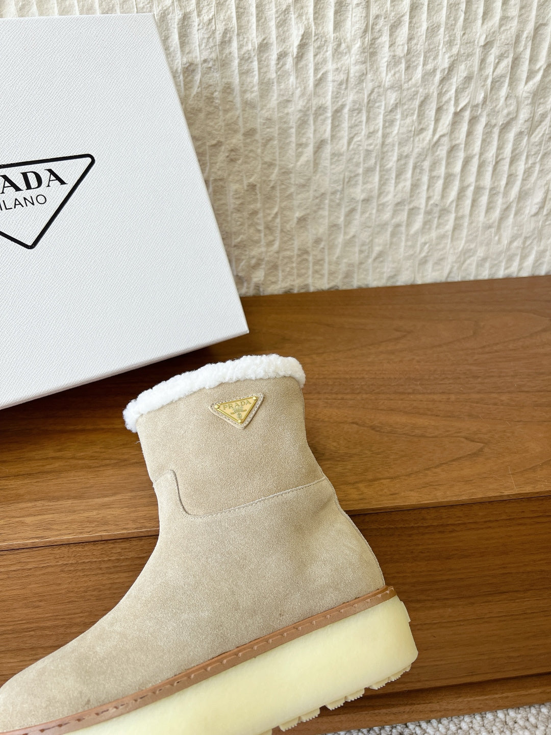 PRADA 25S ANKLE BOOTS 40 MM IN LIGHT BEIGE SUEDE SHEARLING-LINED