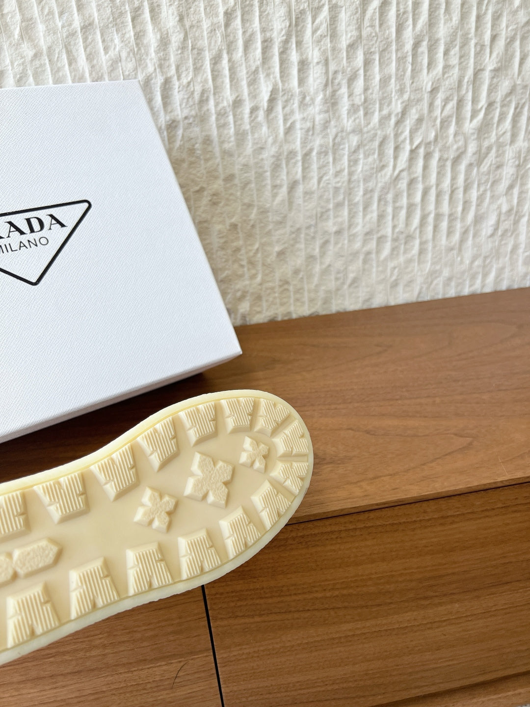 PRADA 25S ANKLE BOOTS 40 MM IN LIGHT BEIGE SUEDE SHEARLING-LINED