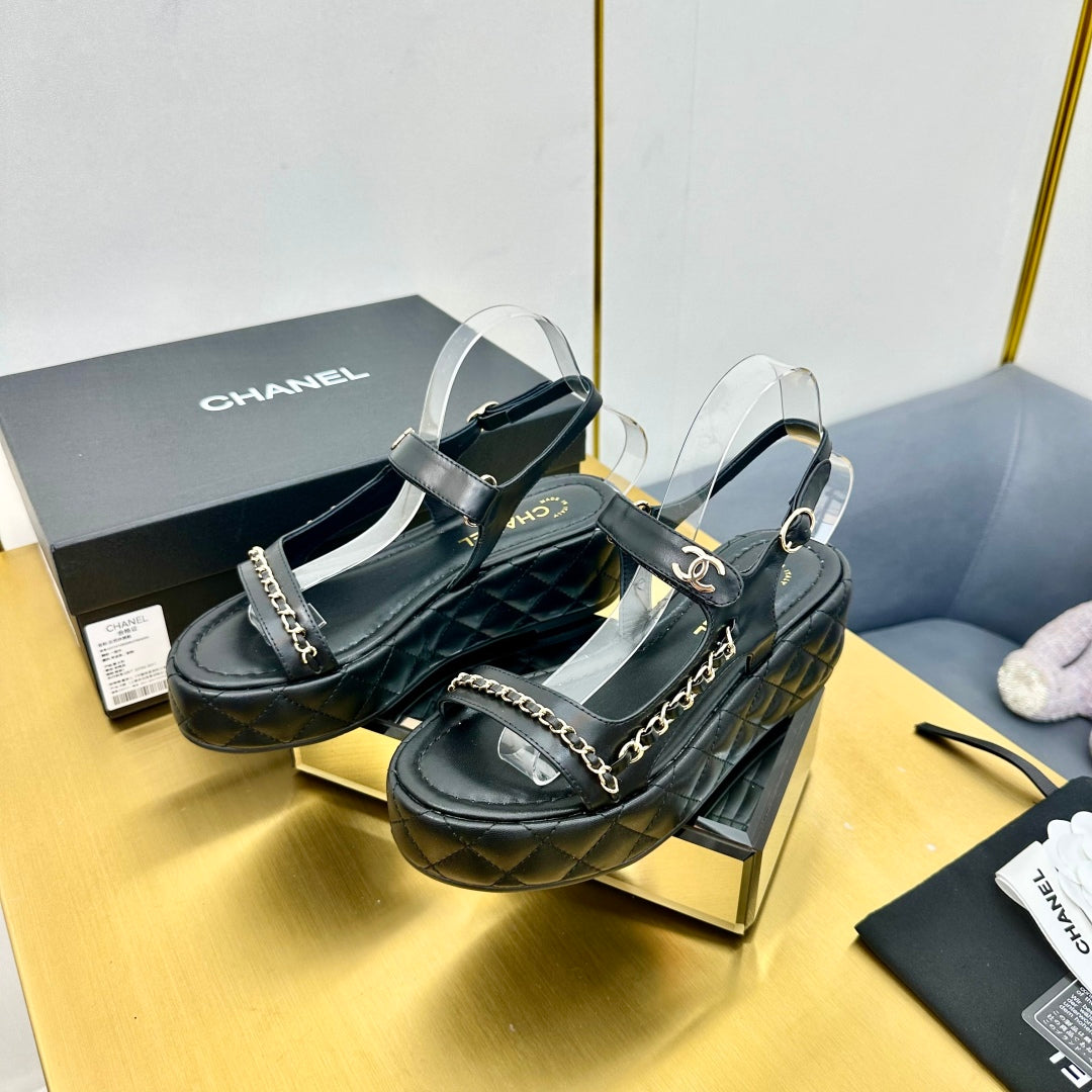 CC WEDGE SANDALS 25S IN BLACK CALFSKIN WITH GOLD HARDWARE