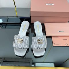 MATELASSÉ SLIDES PUMP IN SILVER PATENT CALFSKIN