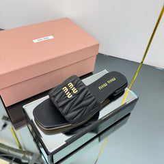 MATELASSÉ SLIDES IN BLACK CALFSKIN