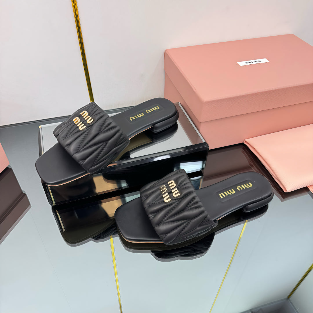 MATELASSÉ SLIDES IN BLACK CALFSKIN