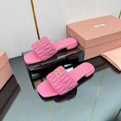 MATELASSÉ SLIDES IN PINK CALFSKIN