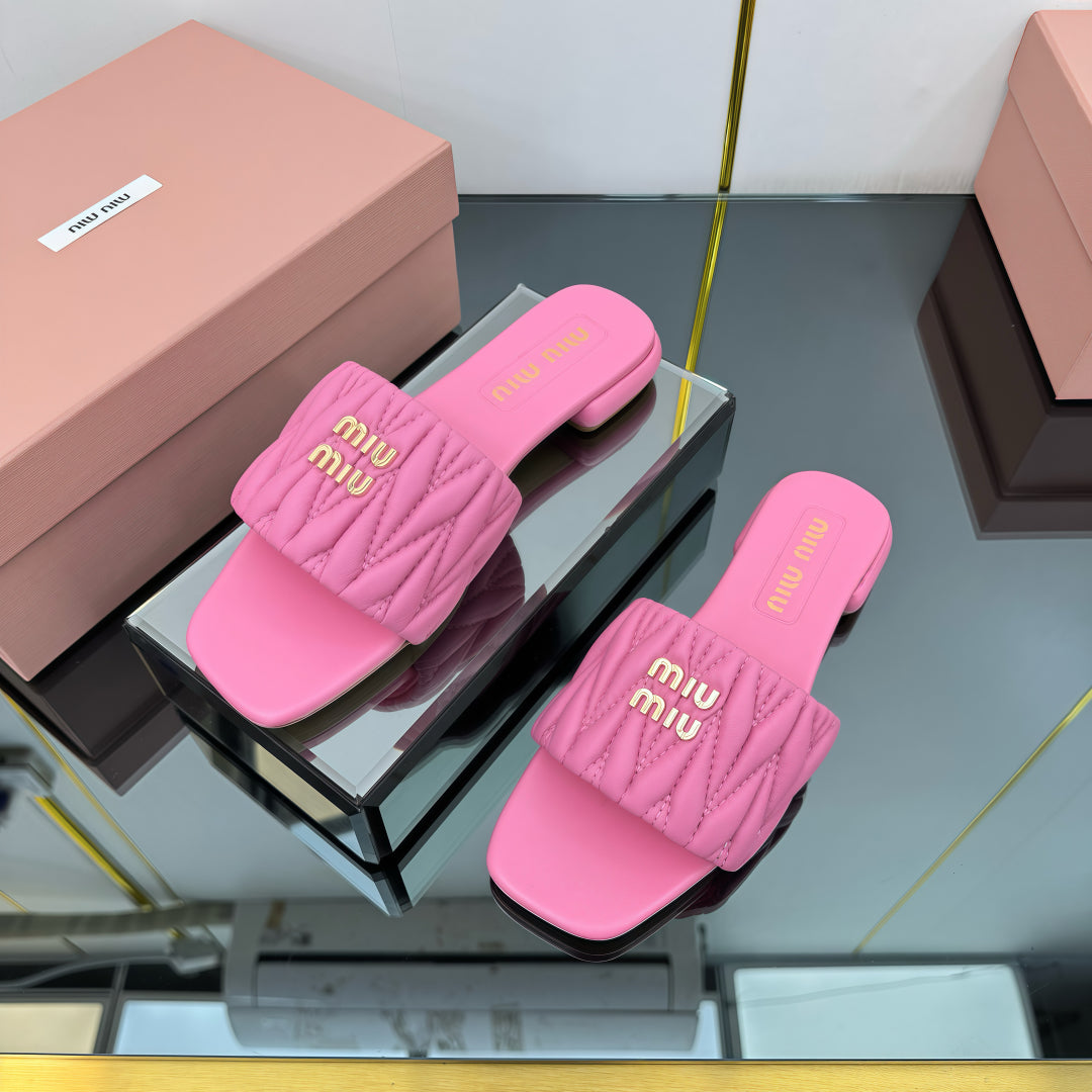 MATELASSÉ SLIDES IN PINK CALFSKIN