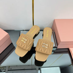 MATELASSÉ SLIDES IN DARK BEIGE CALFSKIN