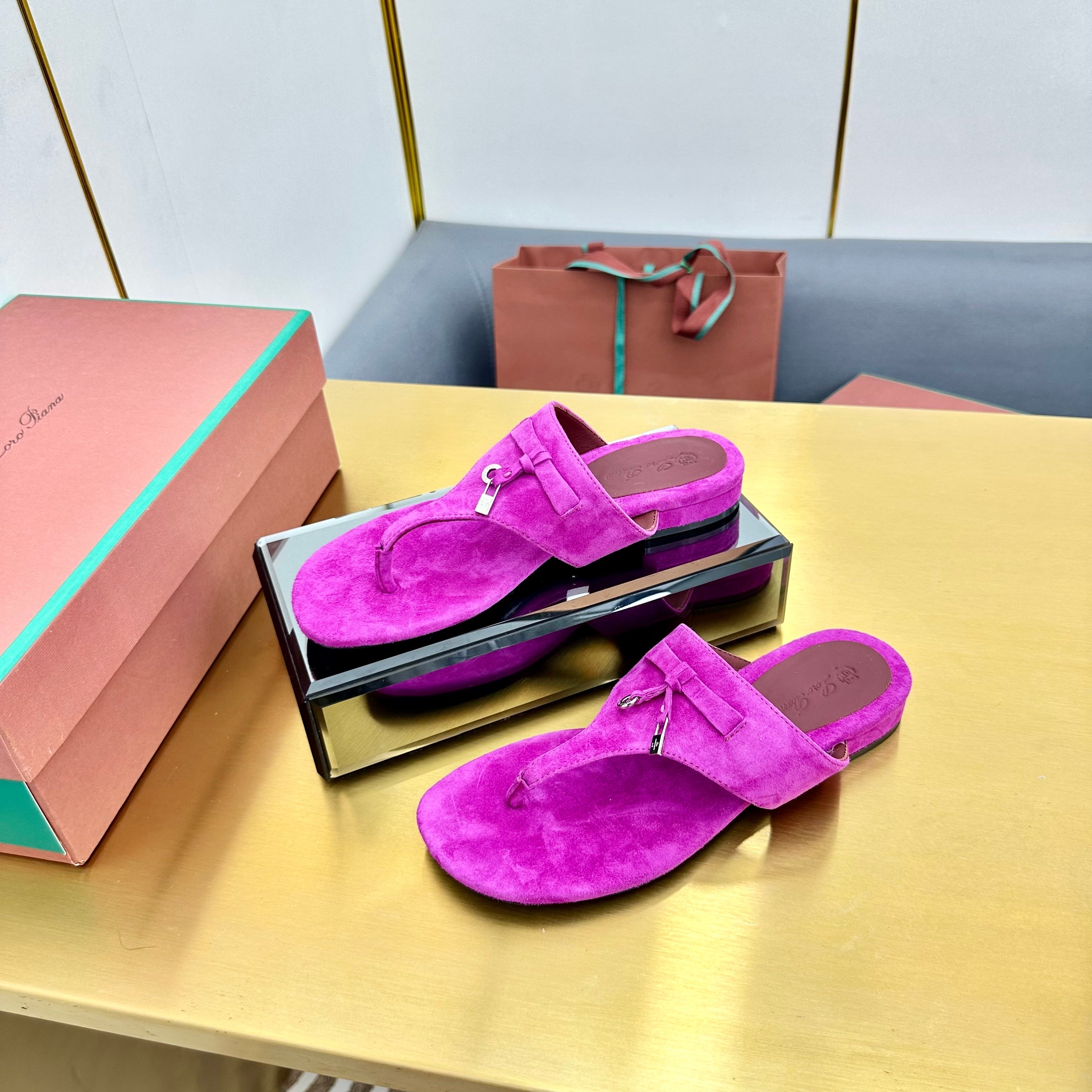 FLIP FLOPS IN NEON PINK SUEDE AND HARDWARE SILVER