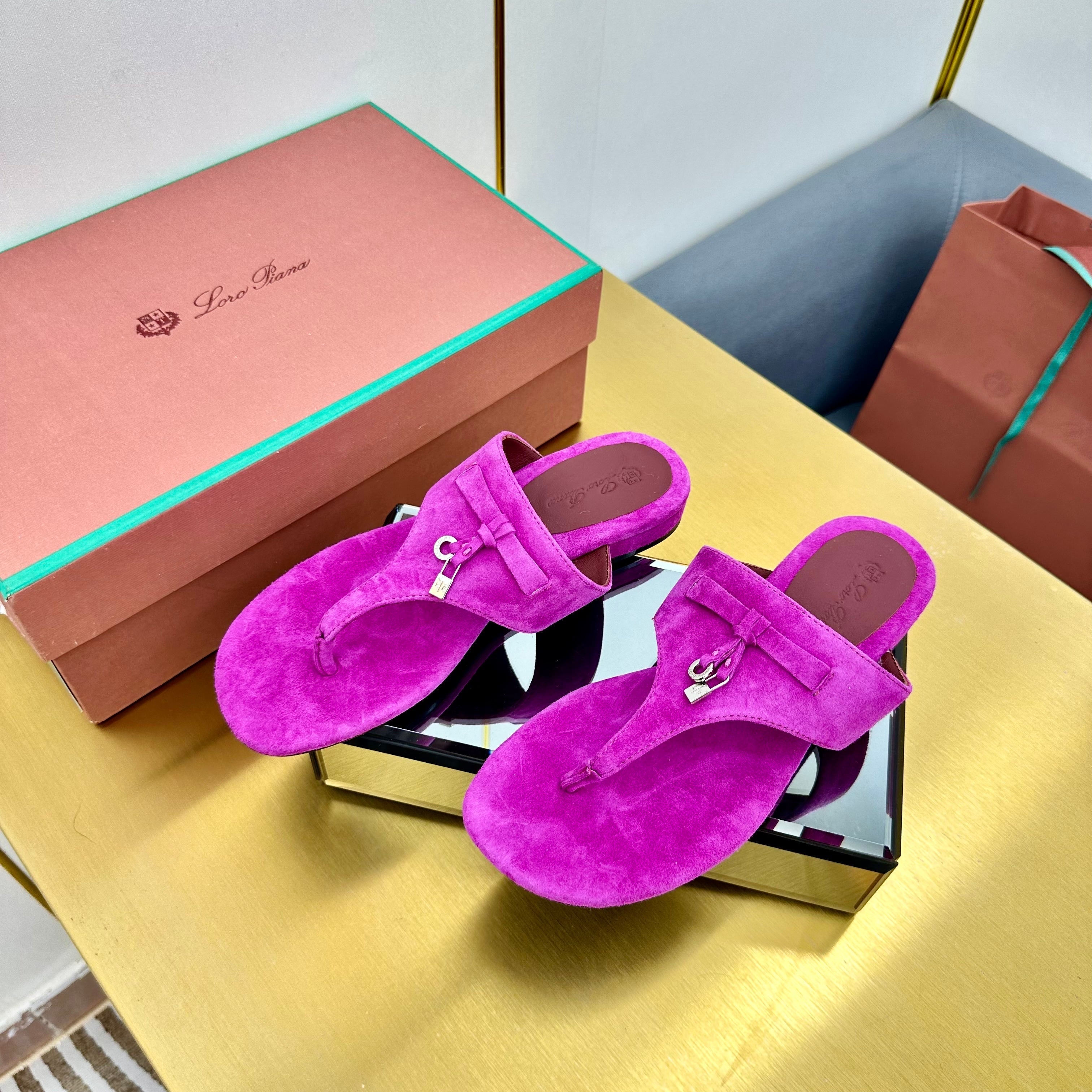 FLIP FLOPS IN NEON PINK SUEDE AND HARDWARE SILVER