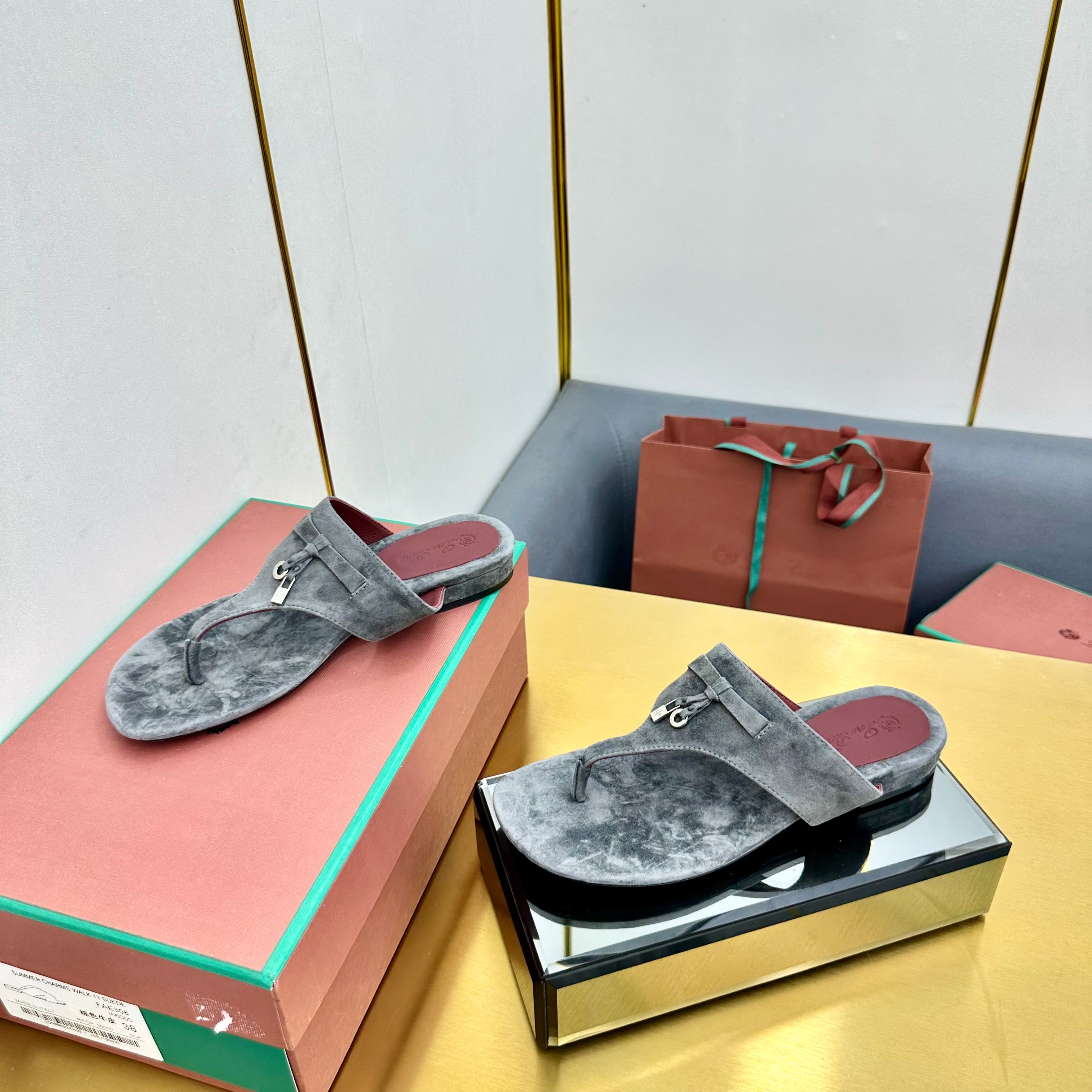 FLIP FLOPS IN DARK GRAY SUEDE AND HARDWARE SILVER