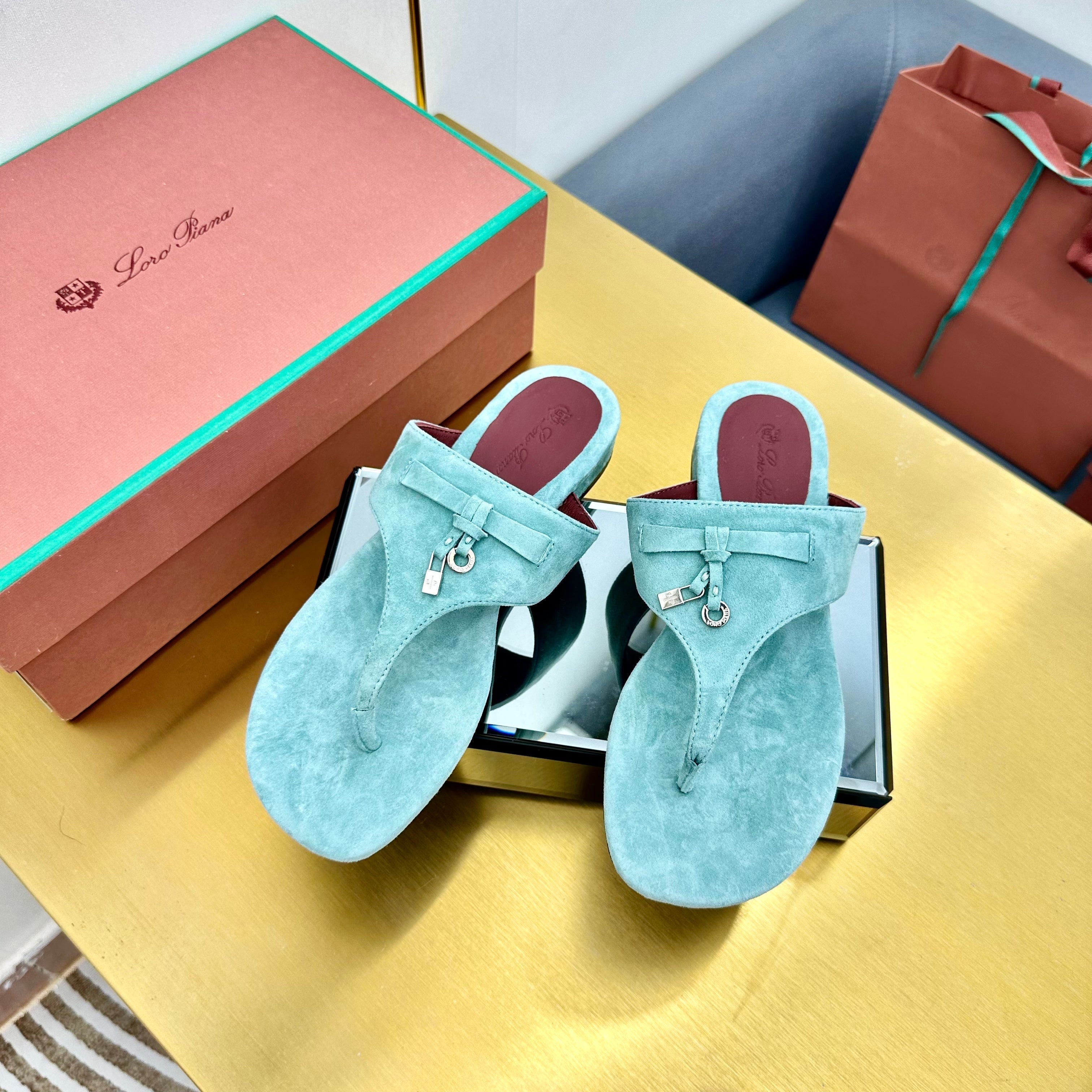 FLIP FLOPS IN EMERALD GREEN SUEDE AND HARDWARE SILVER