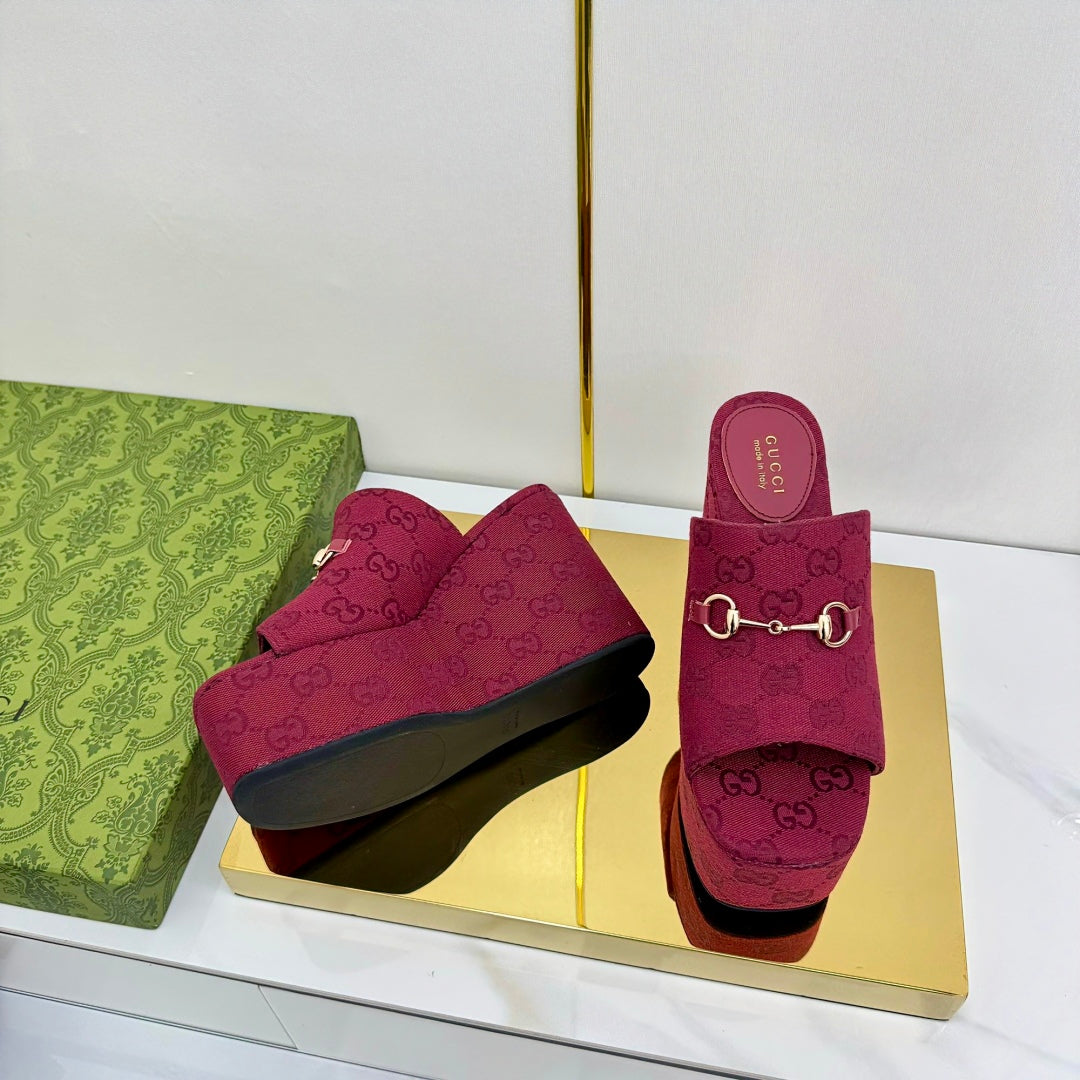 GG WEDGE SLIDES 110 IN RED FABRIC WITH GOLD HARDWARE