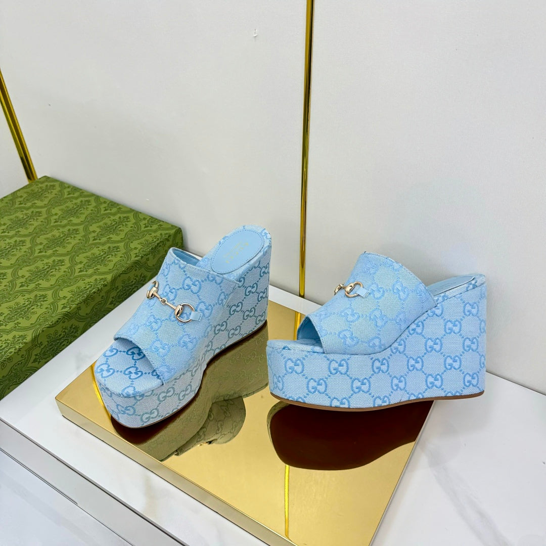GG WEDGE SLIDES 110 IN SKY BLUE FABRIC WITH GOLD HARDWARE
