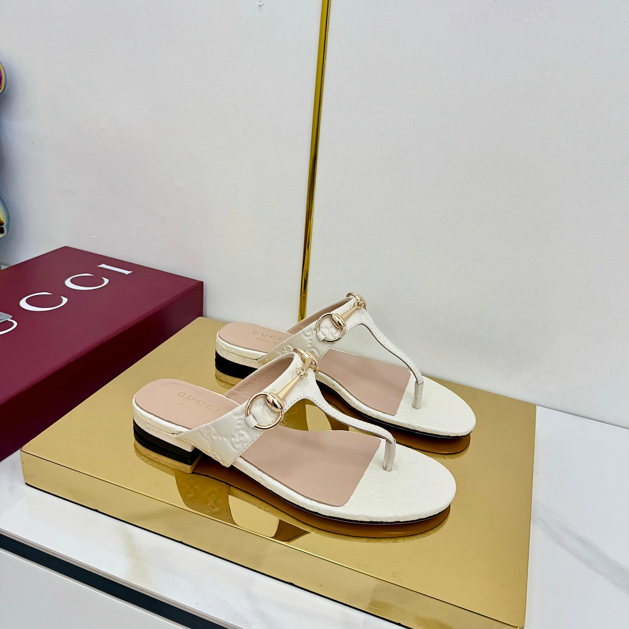 THONG SANDALS IN CREAM WHITE LAMBSKIN PRINTED LOGO WITH GOLD HARDWARE