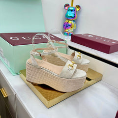 GG HIGH WEDGE SANDALS IN LIGHT BEIGE FABRIC AND RAFFIA WITH GOLD HARDWARE