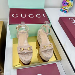 GG HIGH WEDGE SANDALS IN NUDE BEIGE FABRIC AND RAFFIA WITH GOLD HARDWARE