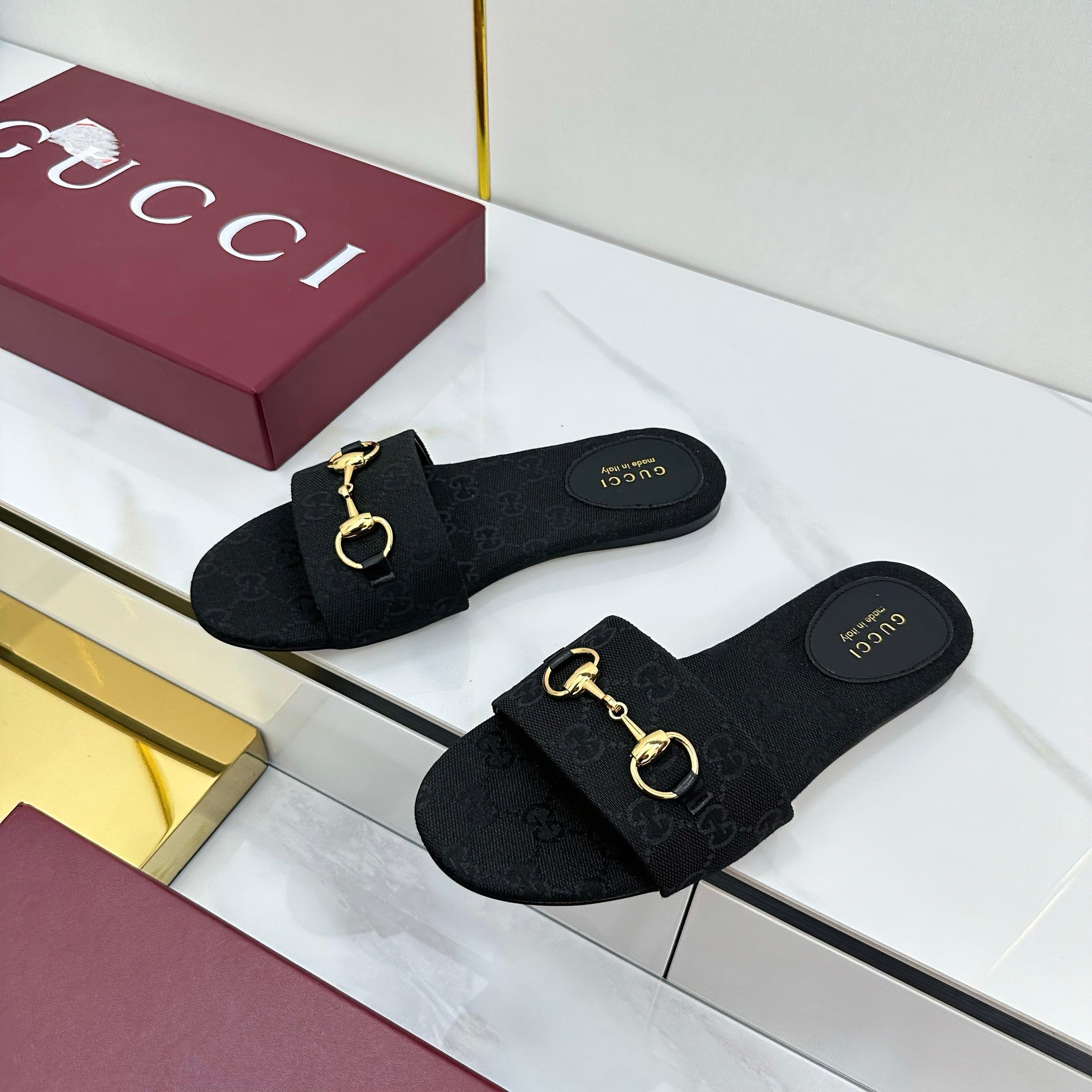 GG SLIDES IN BLACK WITH GOLD HARDWARE